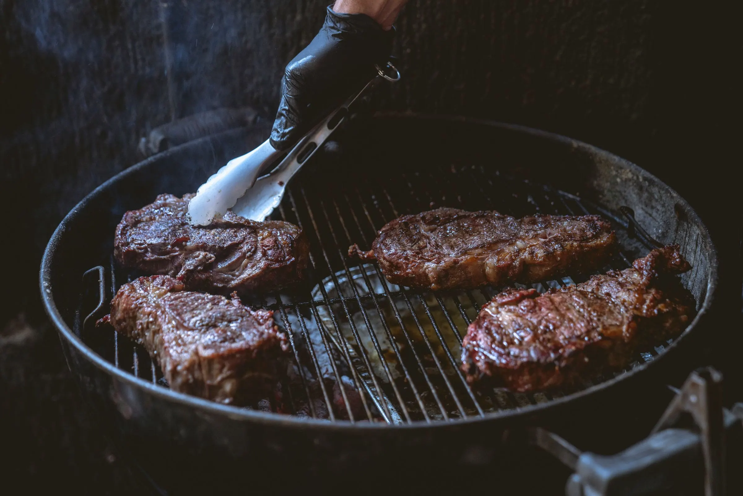 Chuletas de vaca vieja sobre la parrilla de carbón