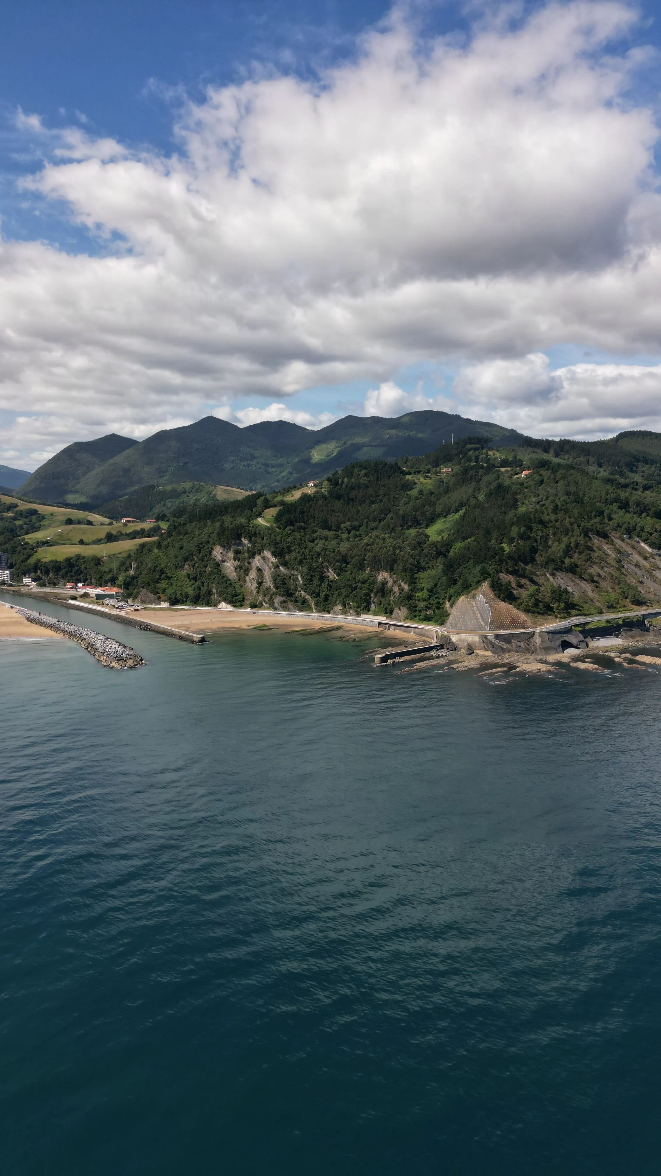 Vistas de la ría de Urdaibai y la costa desde la terraza de Asador Artebe